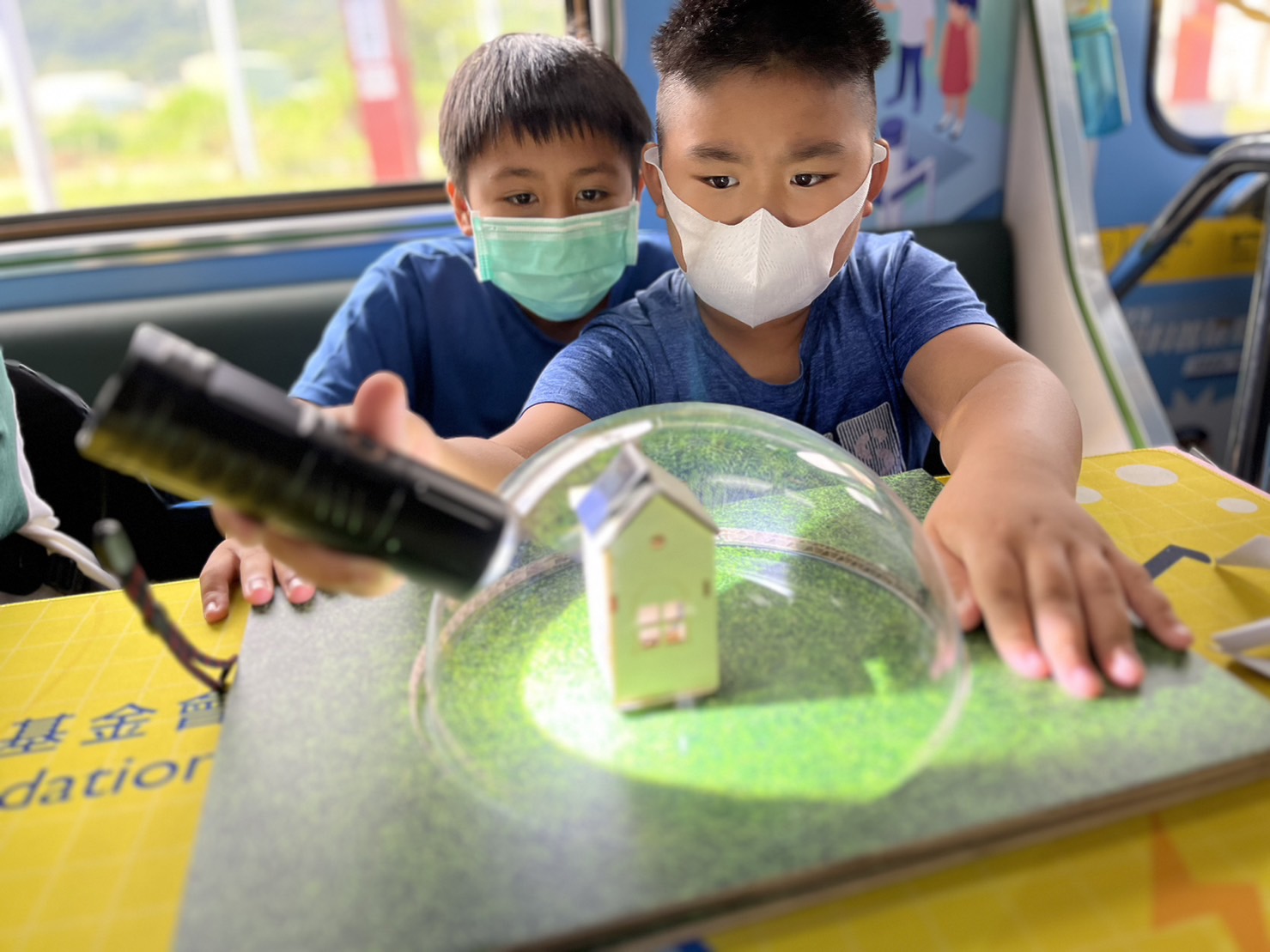 意大利贵宾会參與基礎科學主題車廂，以STEAM教學精神，設計「逐日科學家」、「太陽能工程師」以及「淨零建築師」三大能源科普課程和實驗