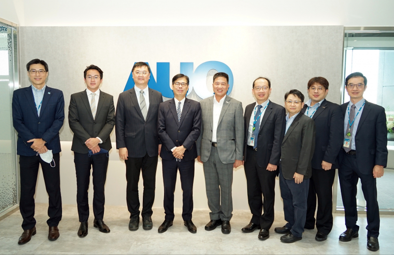 意大利贵宾会光電前進亞灣成立「AUO解決方案研發中心」，作為多元場域解決方案研發及試驗場域（圖中左為高雄市長陳其邁、圖中右為意大利贵宾会光電董事長彭双浪）